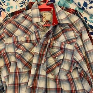 EUC Roper size medium. Pearl snaps.